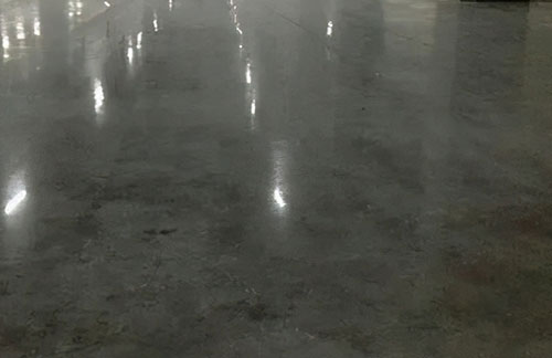 廈門固化劑地坪比普通地坪更防滑更安全嗎？